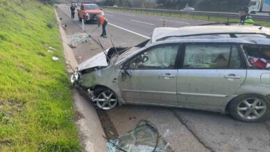 lastigi patlayan otomobil bariyere carpip takla atti O4MU9EeO