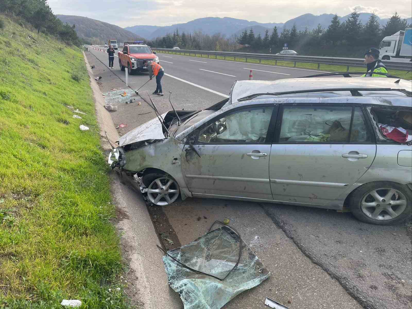 lastigi patlayan otomobil bariyere carpip takla atti O4MU9EeO