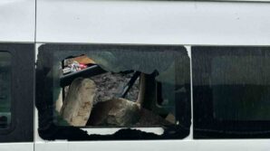 minibusun uzerine dev kayalar dustu 3 kisi sans eseri kurtuldu xMZuC51K