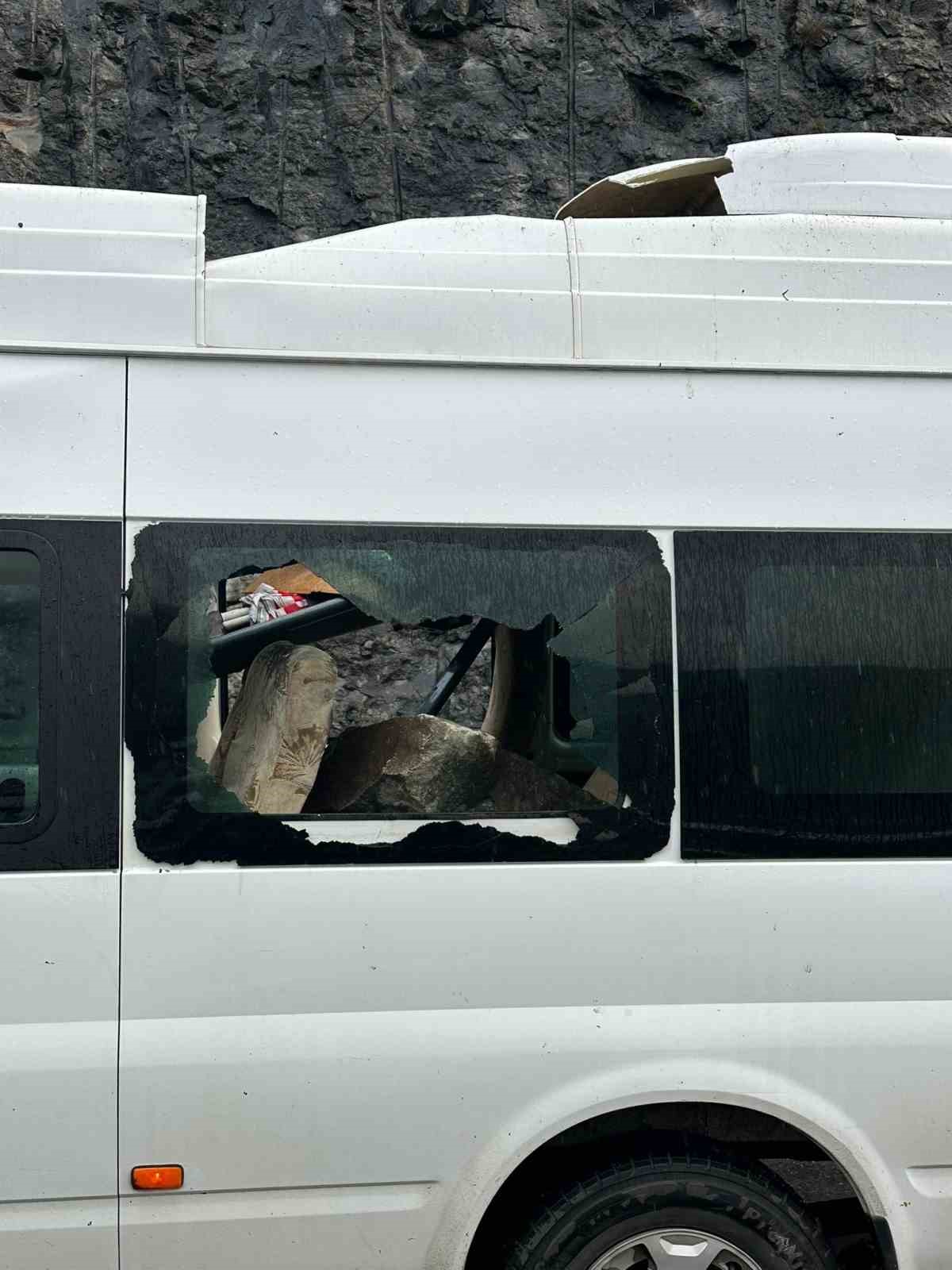 minibusun uzerine dev kayalar dustu 3 kisi sans eseri kurtuldu