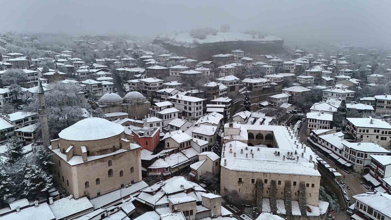 osmanli kenti safranbolunun tarihi konaklar beyaz ortuyle kaplandi
