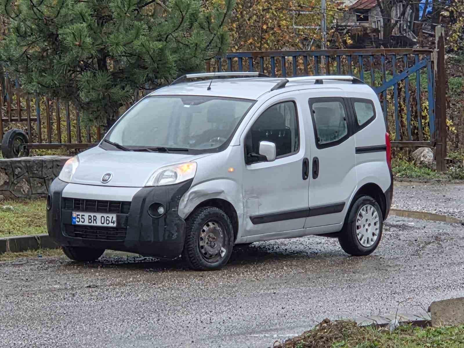 otomobil ile hafif ticari arac carpisti 2 yarali SvD7DRqH