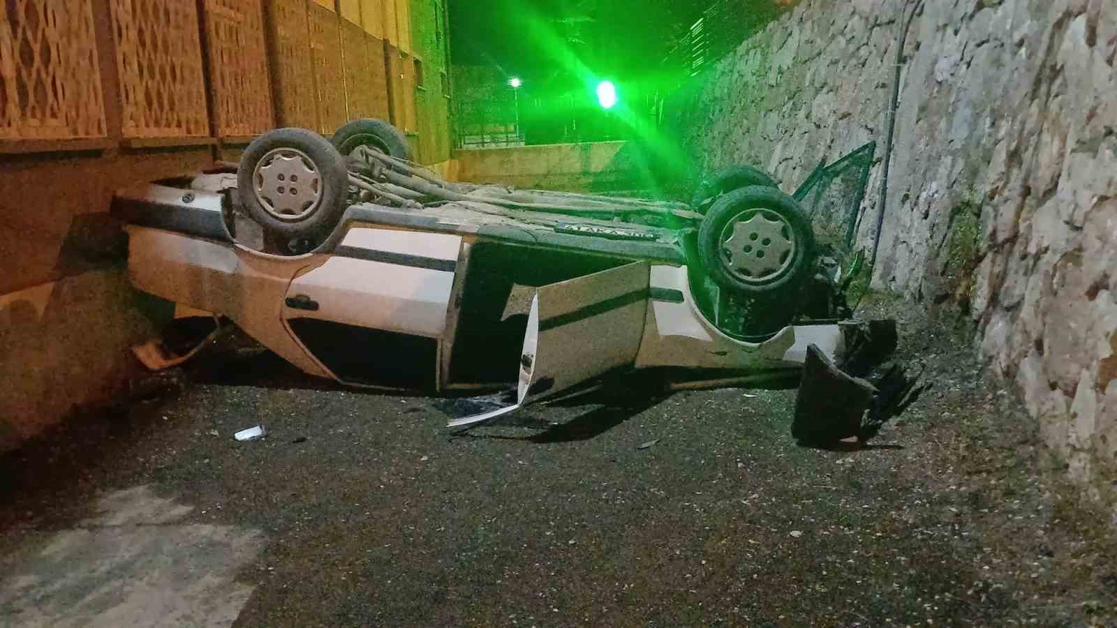 otomobil istinat duvarindan okulun bahcesine dustu 2 yarali