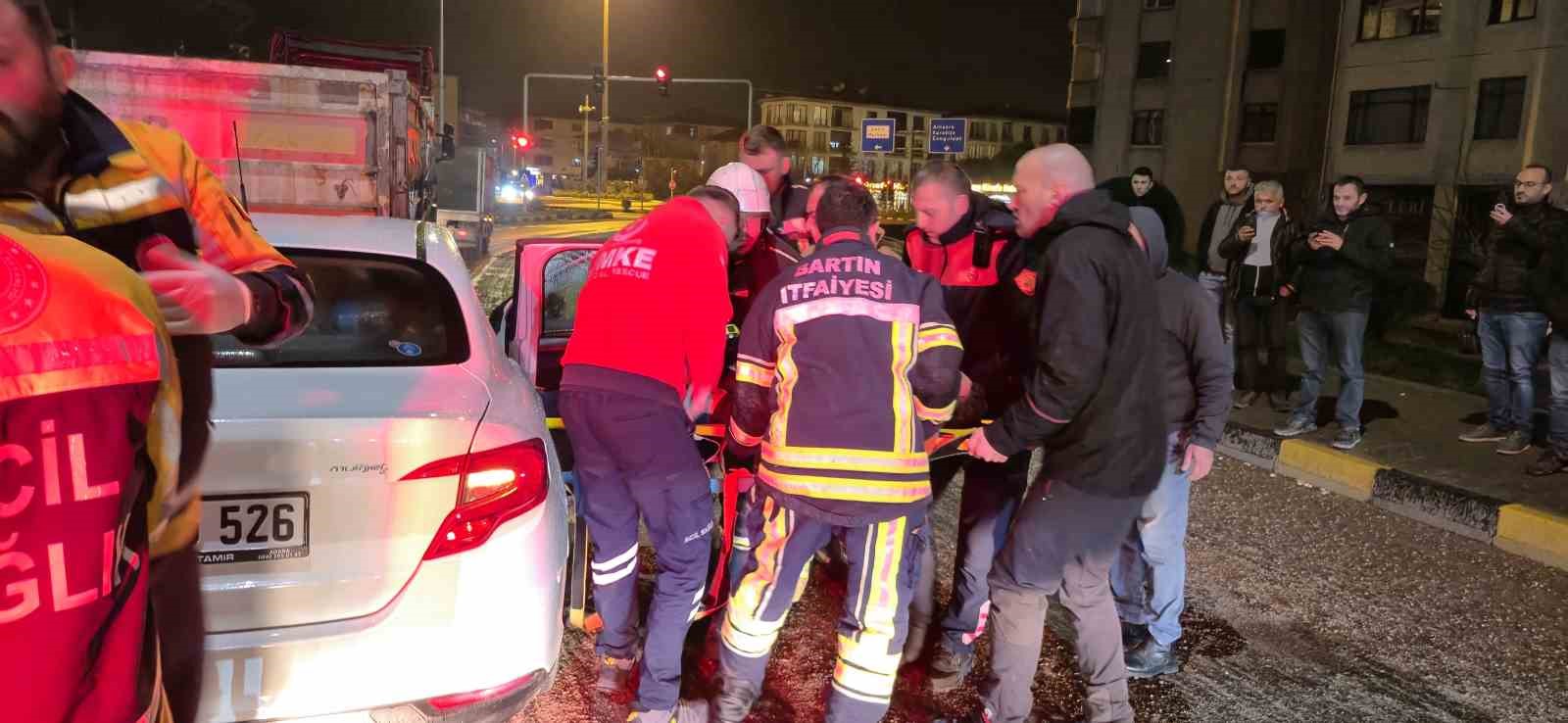 otomobil tirin dorsesine saplandi1 yarali 75TSdhyj