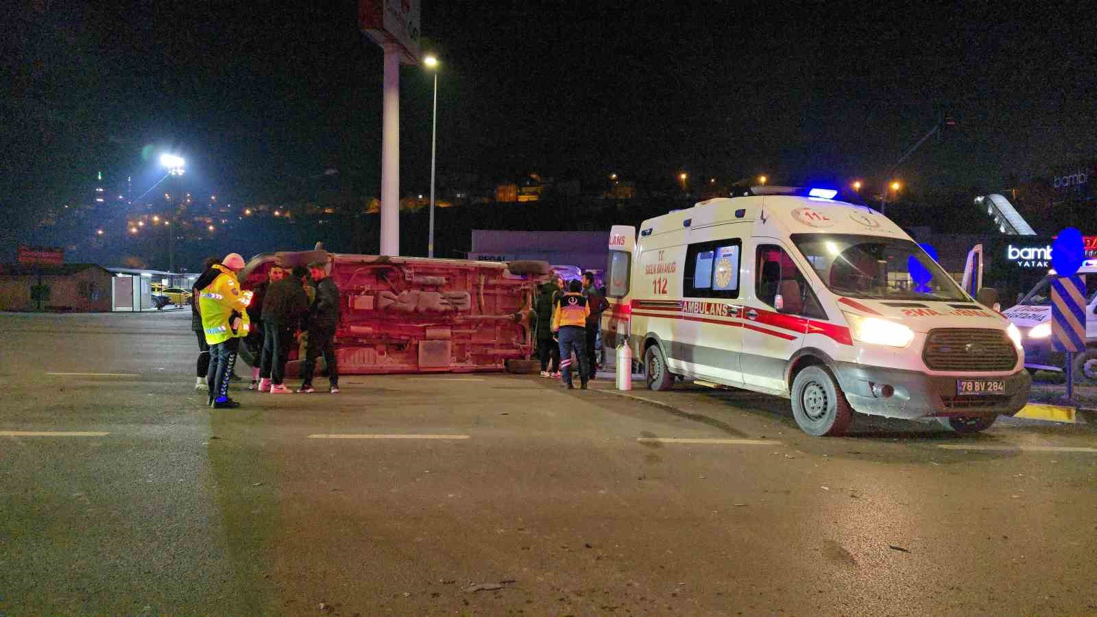 otomobille carpisan ambulans devrildi 3 saglik calisani yaralandi 9gqeYIZ8