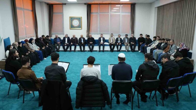 rektor kirisik ilahiyat fakultesi arapca hazirlik ogrencileriyle bulustu 78Zck8YU