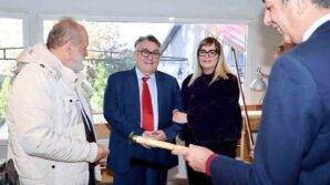 rektor ozolcer ile yazar dr sait baser beun calgi yapim atolyesini ziyaret etti csRtNwRS