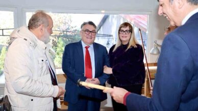 rektor ozolcer ile yazar dr sait baser beun calgi yapim atolyesini ziyaret etti csRtNwRS