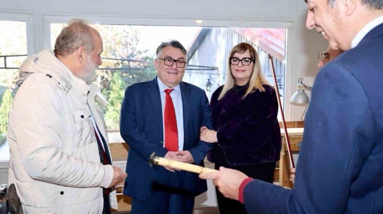 rektor ozolcer ile yazar dr sait baser beun calgi yapim atolyesini ziyaret etti csRtNwRS