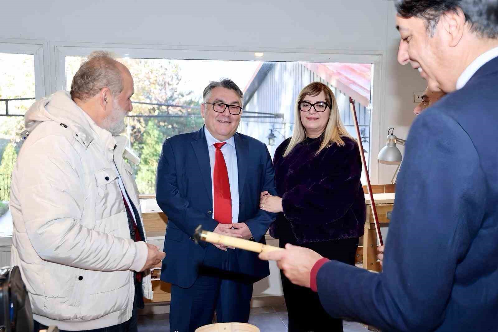 rektor ozolcer ile yazar dr sait baser beun calgi yapim atolyesini ziyaret etti csRtNwRS