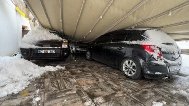 safranboluda kar agirligi garaji cokertti 3 arac zarar gordu 7CYb8UKD