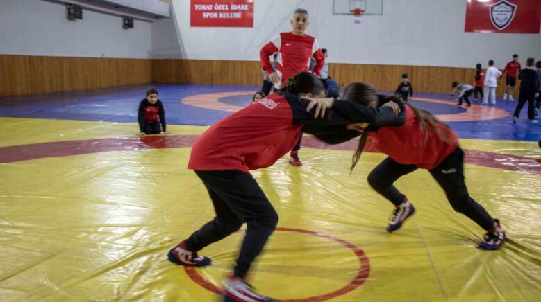 sampiyon guresci nesrin bas tokatta kiz cocuklarina ornek oldu R8TDPAOQ