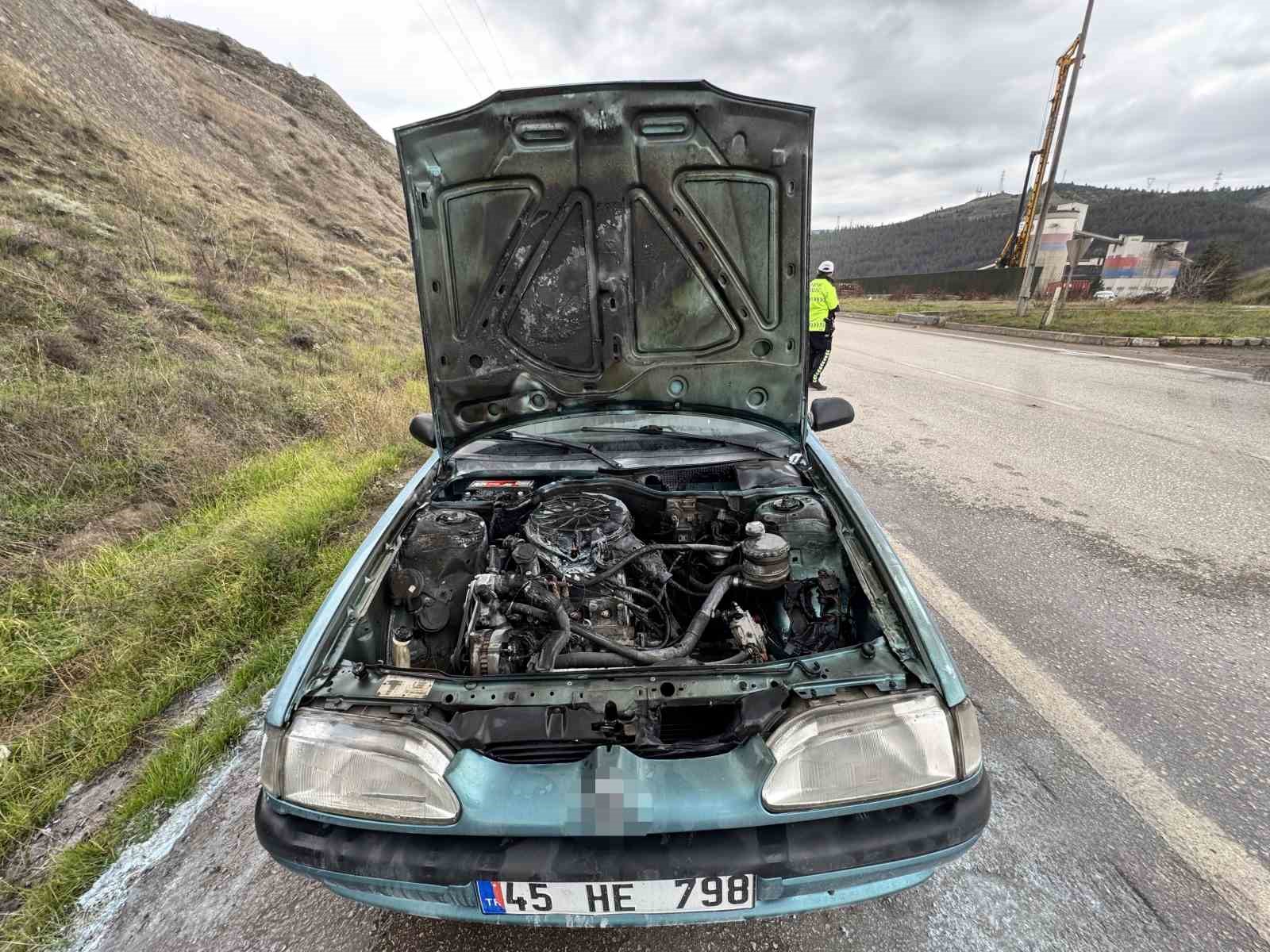 seyir halindeki otomobilde cikan yangin sonduruldu DFllADQB