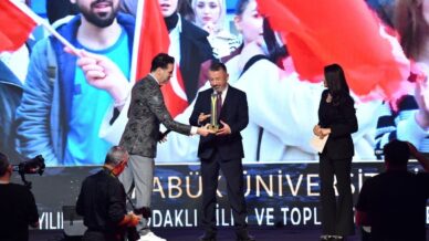 sosyalfest uluslararasi elmas odullerinden odulle dondu hJ5YbuJx