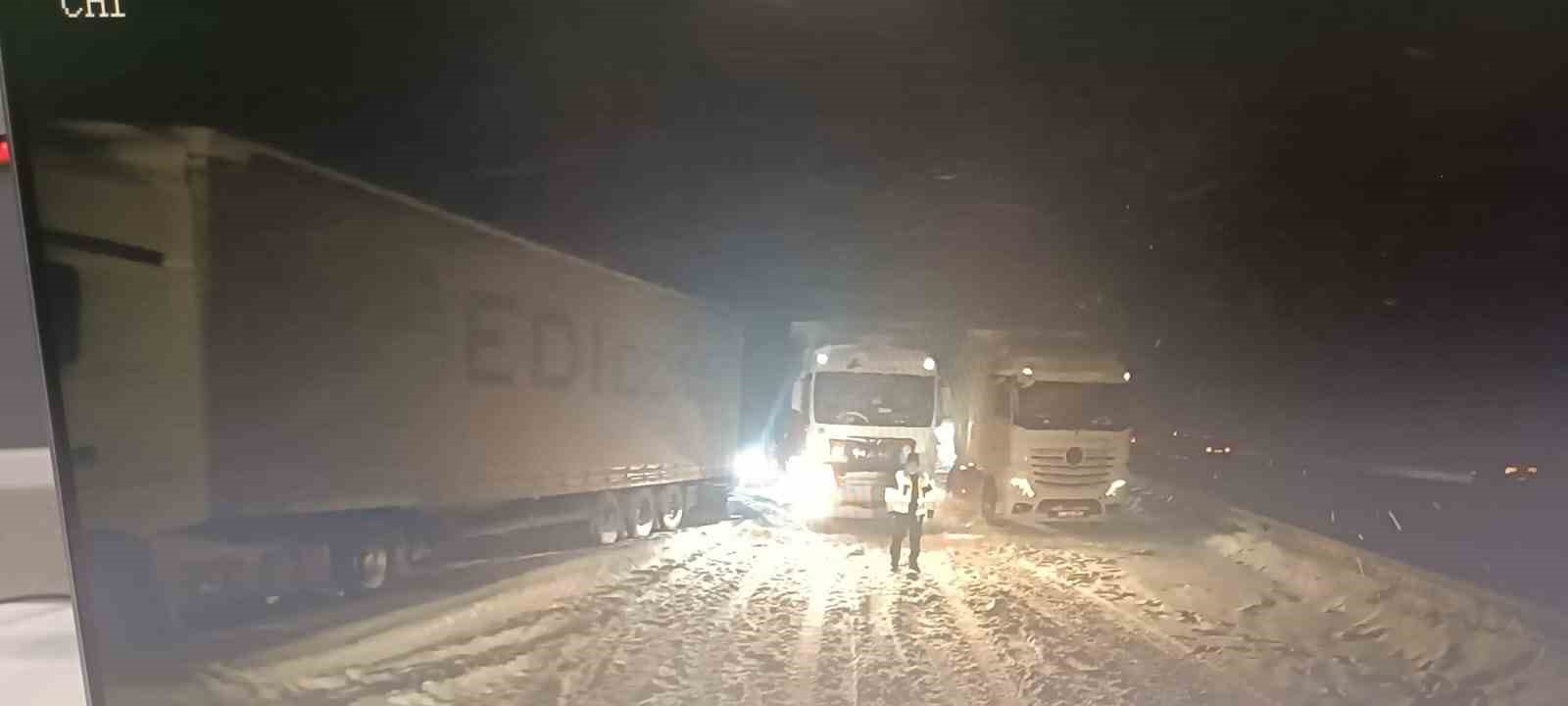 tem otoyolunun bolu gecisi ankara istikametinde 3 tirin yolu kapatmasi sonucu ulasim durdu GvJc4IS7