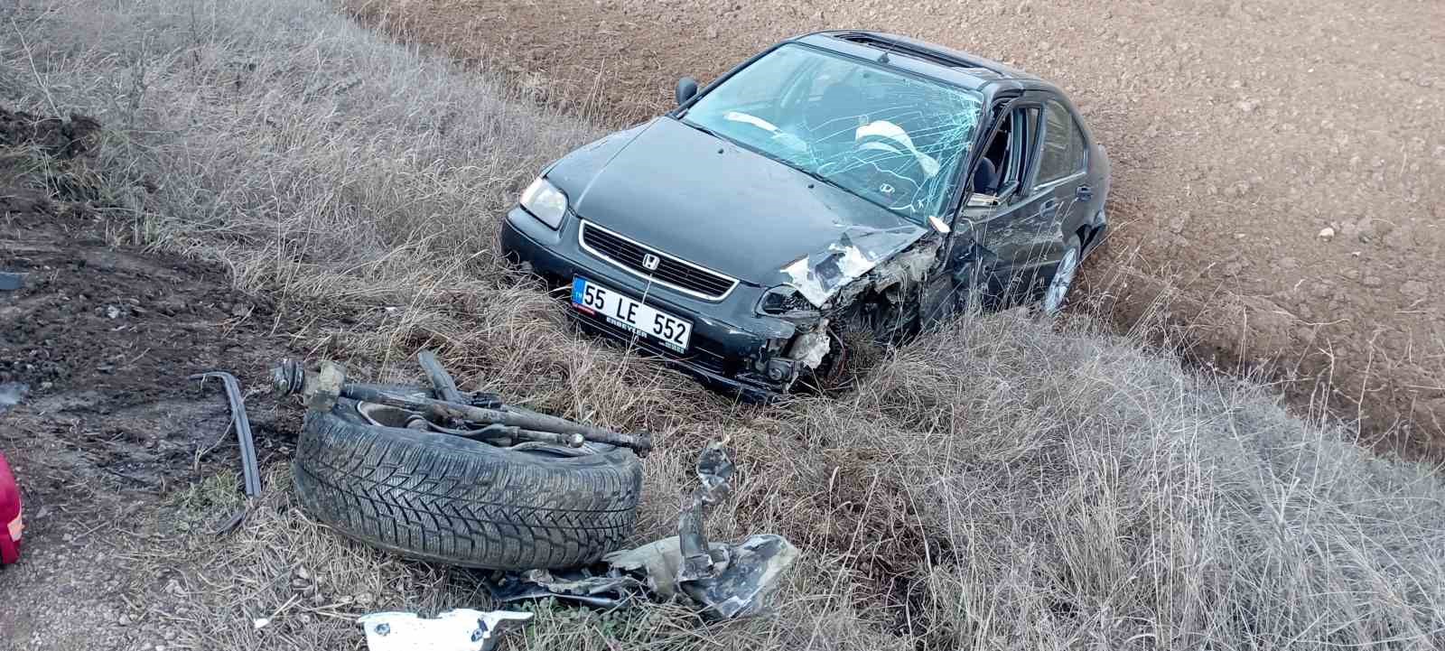 tokatta iki otomobil kafa kafaya carpisti 3 yarali