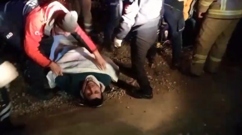 ucuruma yuvarlanan motosikletliyi ekipler kurtardi dx7bcWLu