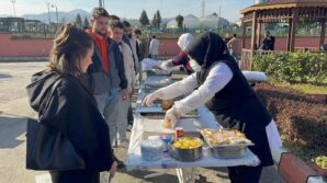 universite ogrencileri hamsi festivaliyle moral depoladi b36TWiLl