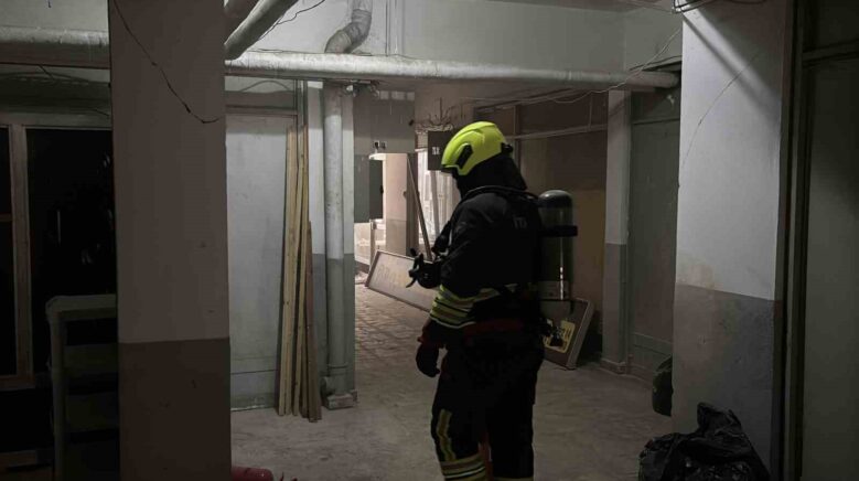 ust katlari otel olarak kullanilan is merkezinde cikan yangin ekipleri harekete gecirdi tUiTSQ3h