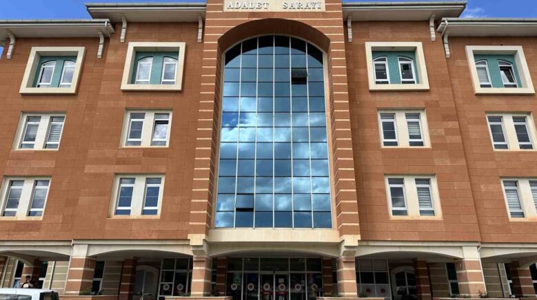 uyusturucunun etkisiyle sokakta baygin halde bulunan sahsin yargilamasina devam edildi b8yJd258