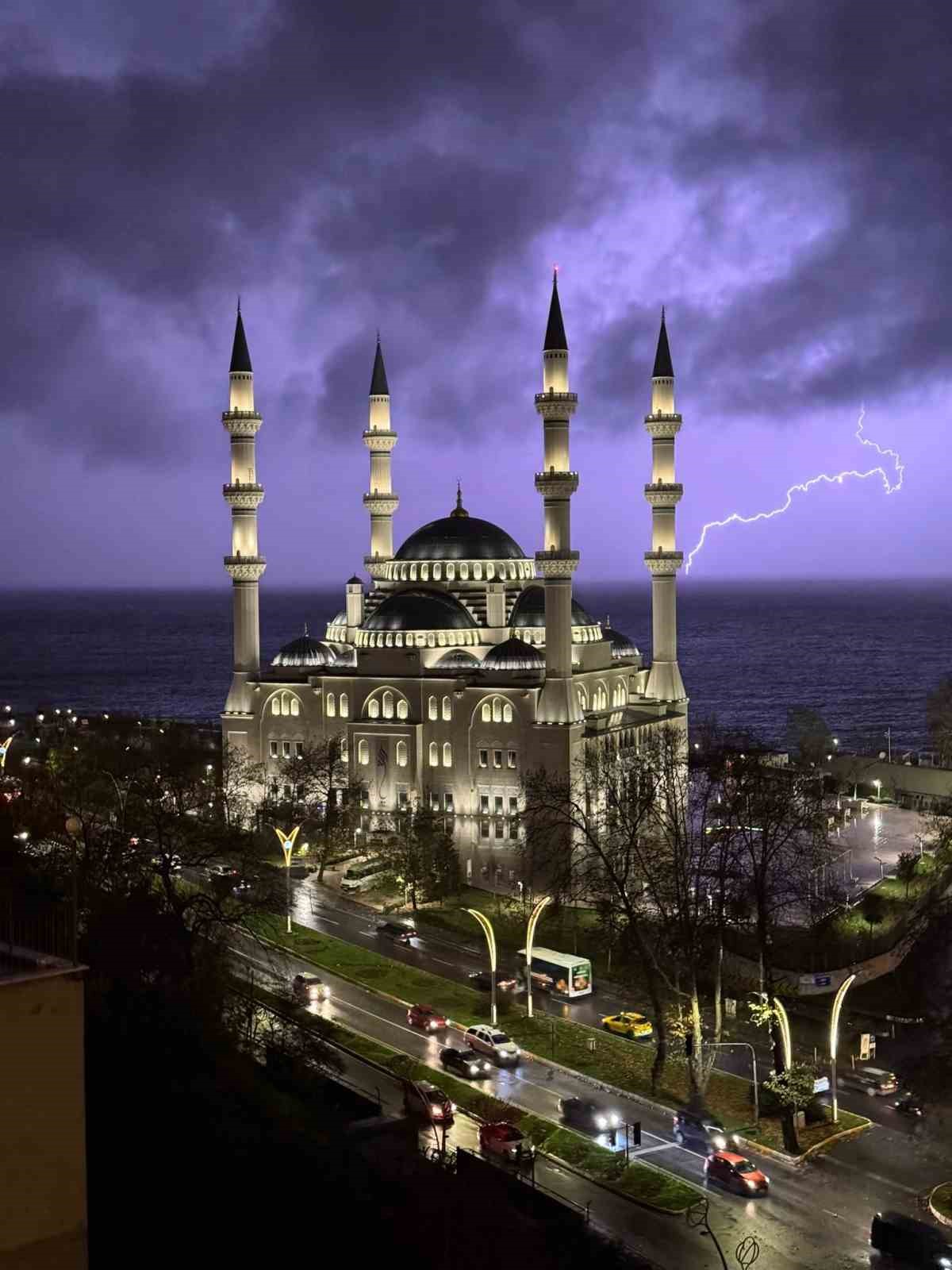 zonguldakta simsekler geceyi aydinlatti Cbjk96k7