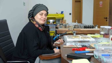 40 yasindan sonra taki tasarimcisi oldu zqhiIGdR