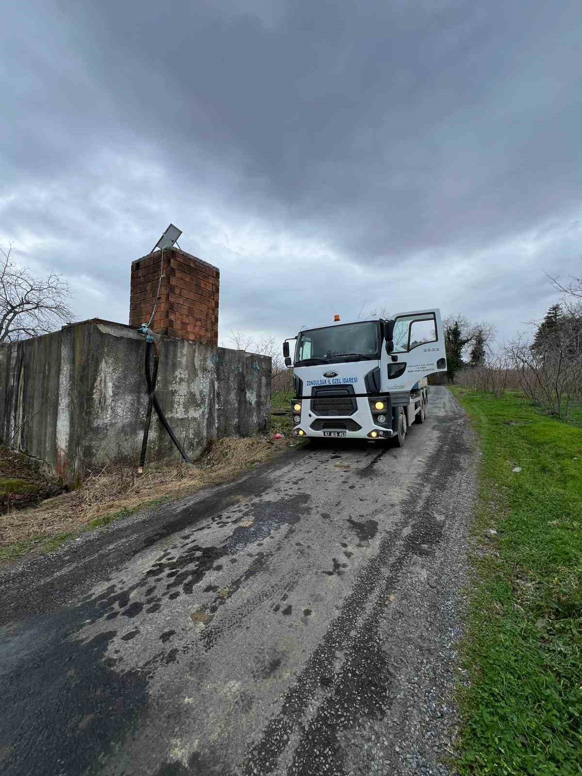 alaplida dereye atilan olu tavuklar nedeniyle 8 koy susuz kaldi YVEtBuOz