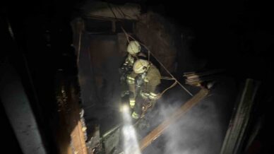 alevlerin kule cevirdigi fabrika icerden goruntulendi sfYGUM37