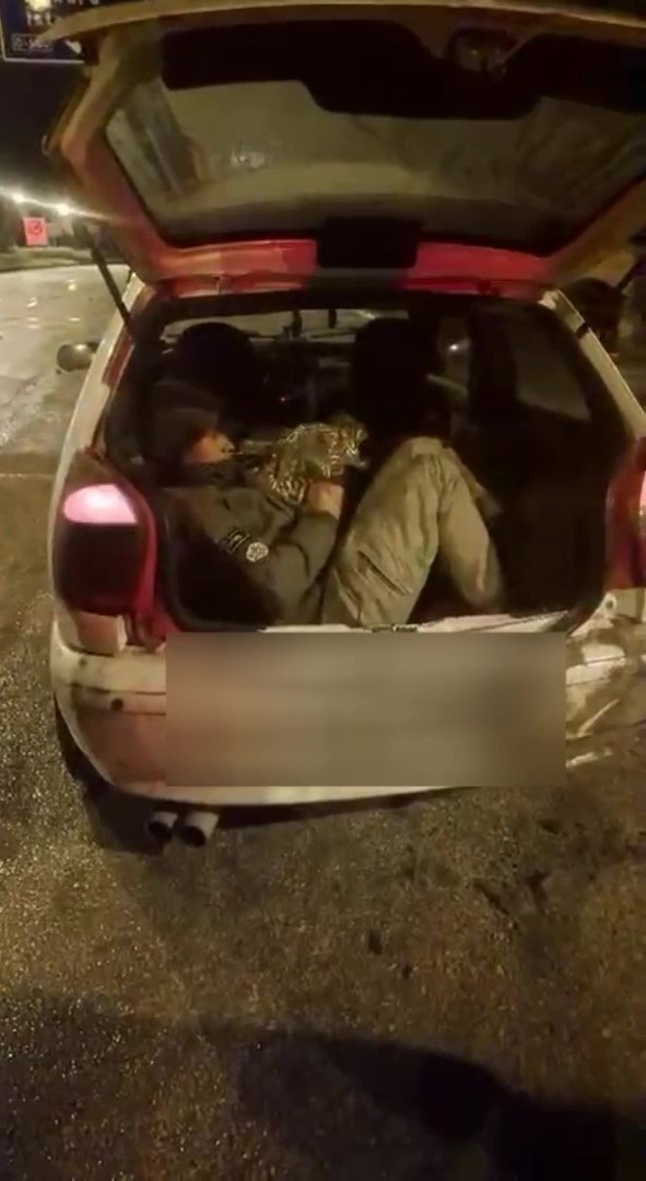 amasyada durdurulan otomobilden 5 kacak gocmen cikti
