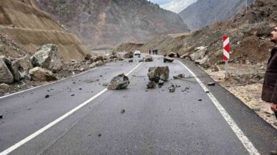 artvin savsat karayolunda heyelan uCls8wKL