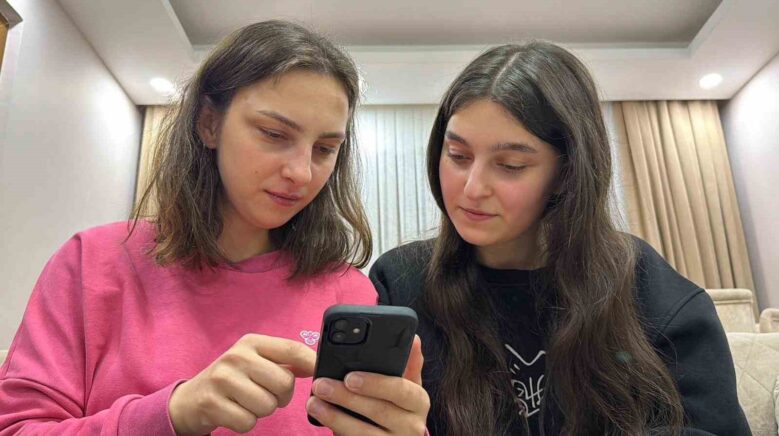 artvinde aralarinda 11 yas olan kardeslerin telefonlarinin yuz tanima saskinligi GuwdVwjC