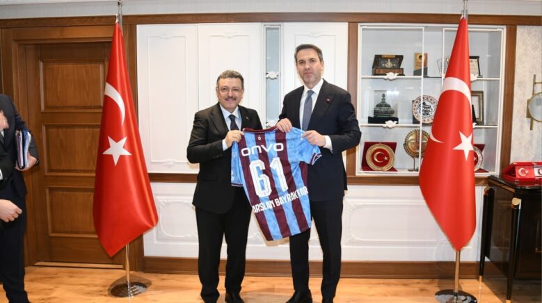 bakan bayraktar trabzonda 9B9NrQqQ