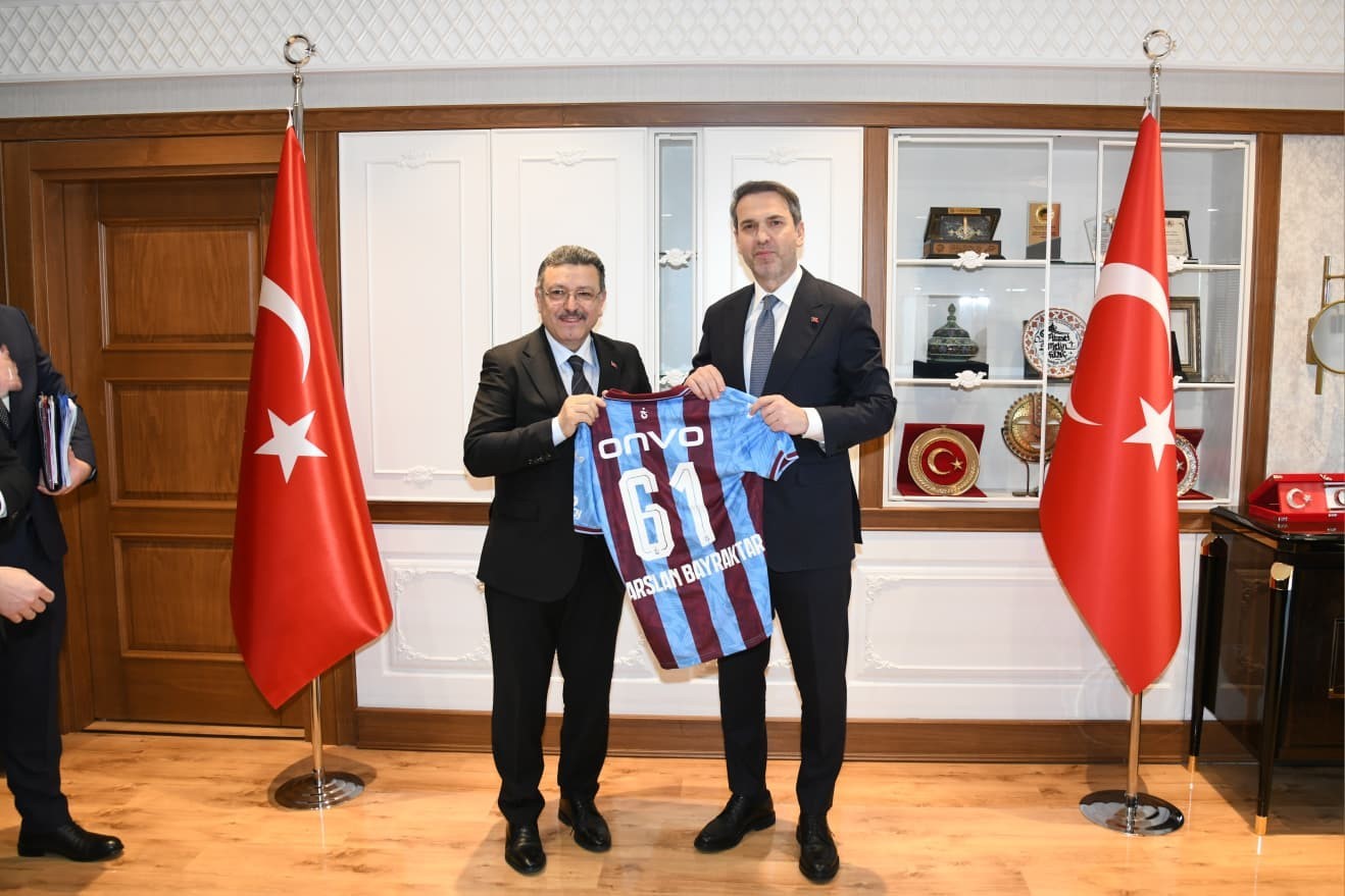 bakan bayraktar trabzonda 9B9NrQqQ
