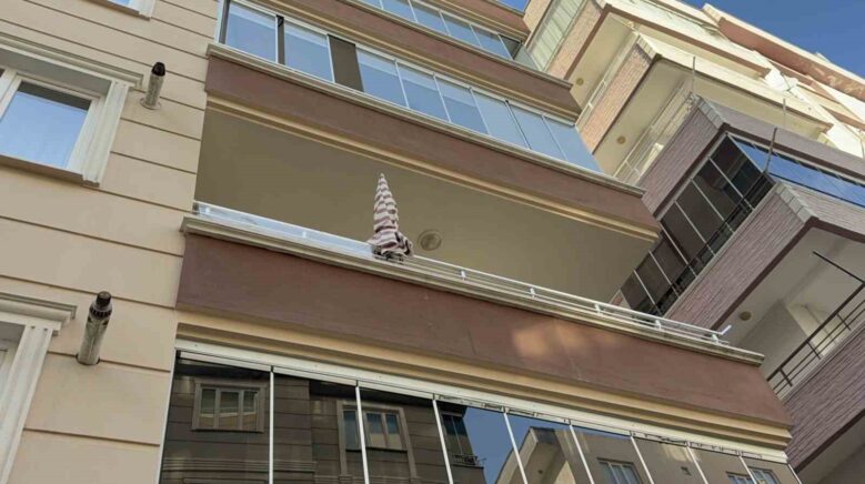 balkondan dusen yasli kadin hayatini kaybetti pFKsuHfv