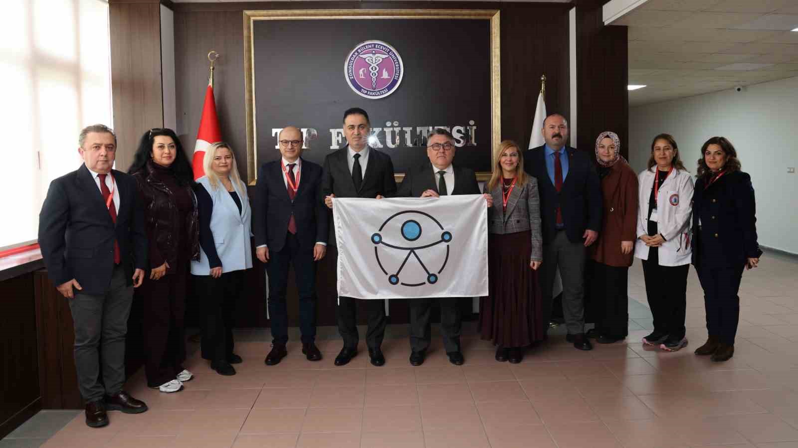 beun tip fakultesine erisilebilirlik belgesi ve erisilebilirlik logolu bayrak takdim edildi aBuVDeJH
