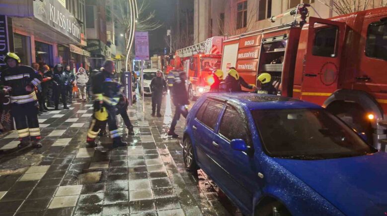 boluda gece saatlerinde korkutan yangin 2 kisi dumandan etkilendi cwG5uHZJ