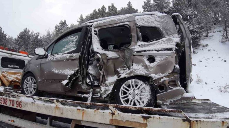 boluda kamyon ile hafif ticari arac carpisti 2 yarali b1nR3QSm