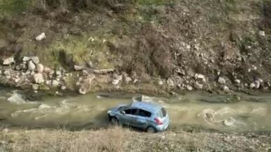 boluda kontrolden cikan otomobil dereye uctu 3 yarali CN98qbQb