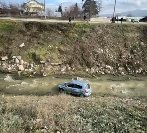 boluda kontrolden cikan otomobil dereye uctu 3 yarali CN98qbQb