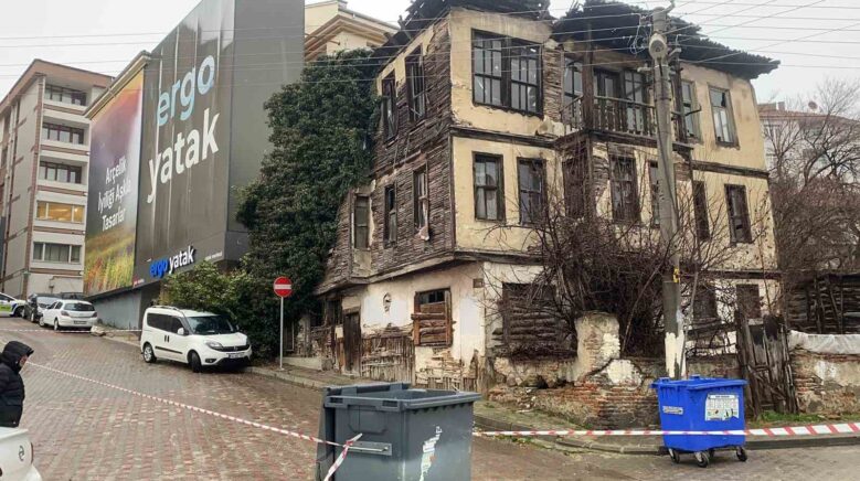 boluda metruk bina coktu bir otomobil hasar aldi 1w6A3Wvv