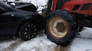 boluda traktor ile otomobil kafa kafaya carpisti 1 yarali kpTTdarw