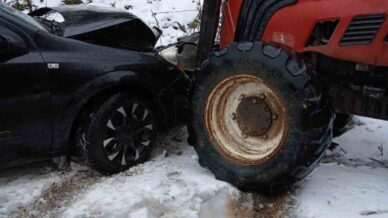 boluda traktor ile otomobil kafa kafaya carpisti 1 yarali kpTTdarw