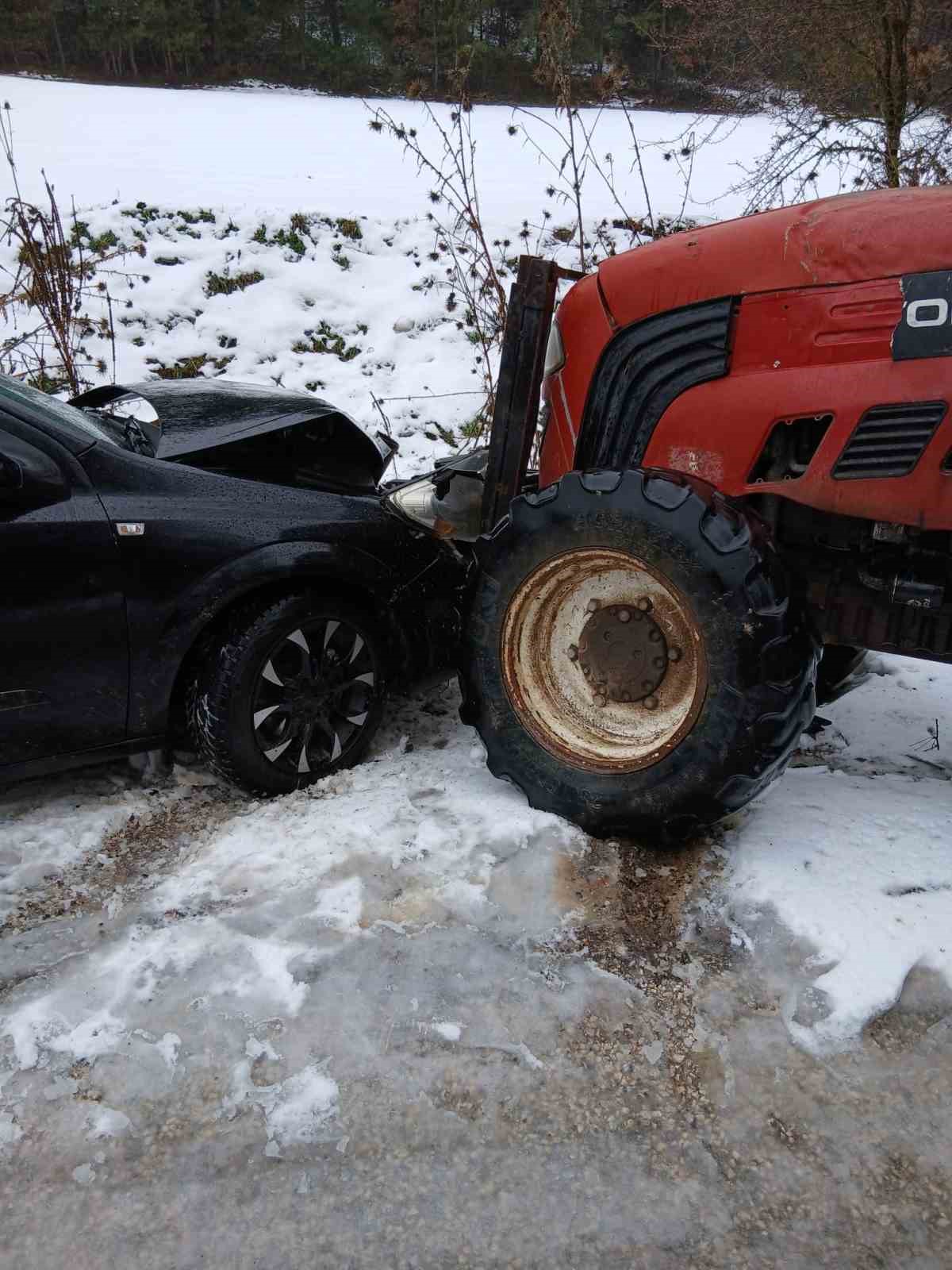 boluda traktor ile otomobil kafa kafaya carpisti 1 yarali kpTTdarw