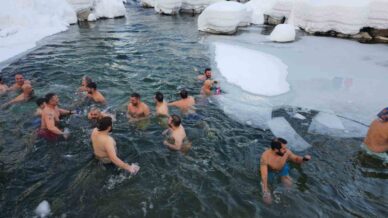 buz tutan suda yuzerek eglendiler q1hUPqrj