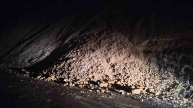 caycumada heyelan trafik akisini durdurdu NTyI4rG8