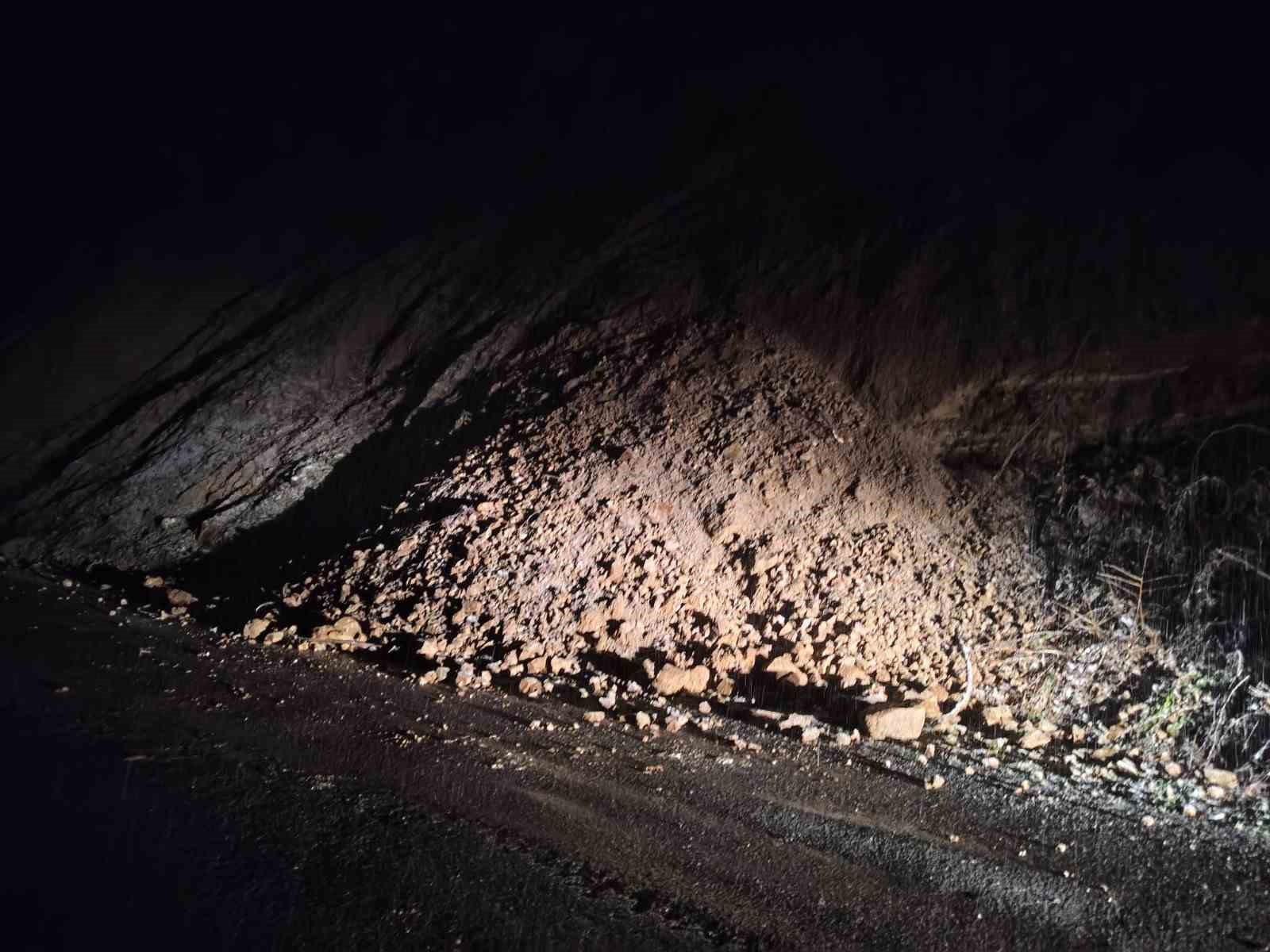 caycumada heyelan trafik akisini durdurdu NTyI4rG8