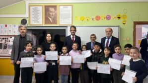 caycumada ogrenciler karnelerini kaymakam kayanin elinden aldi dQZBnUQI