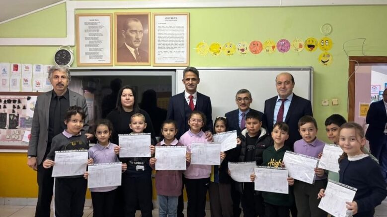 caycumada ogrenciler karnelerini kaymakam kayanin elinden aldi dQZBnUQI