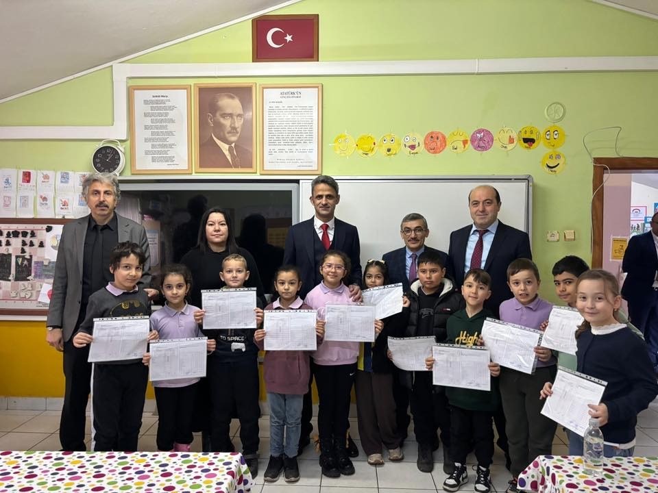 caycumada ogrenciler karnelerini kaymakam kayanin elinden aldi dQZBnUQI