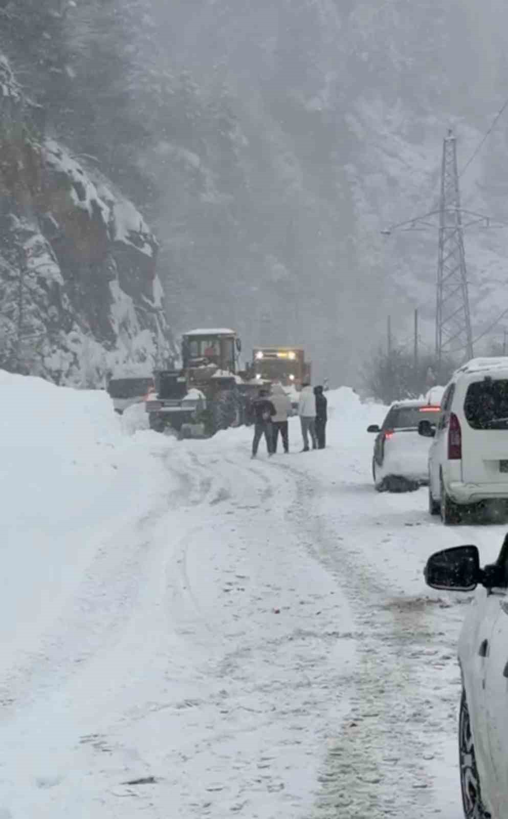 cig nedeniyle ulasima kapanan trabzon bayburt karayolu kontrollu olarak ulasima acildi SSJwkf5I